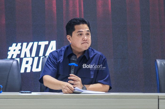 Ketua Umum PSSI, Erick Thohir, sedang memberikan keterangan kepada awak media di GBK Arena, Senayan, Jakarta, Jumat (28/4/2023) sore.