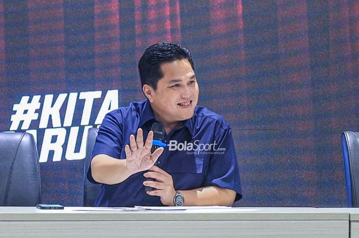 Ketua Umum PSSI, Erick Thohir, sedang memberikan keterangan kepada awak media di GBK Arena, Senayan, Jakarta, Jumat (28/4/2023) sore.