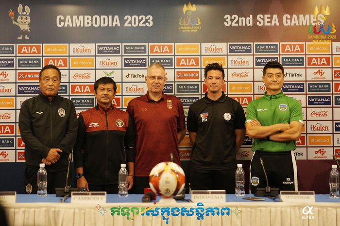 Pelatih timnas U-22 Indonesia, Indra Sjafri bersama para pelatih negara lain yang tergabung dalam Grup A SEA Games 2023 Kamboja.