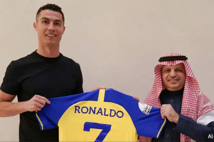 Cristiano Ronaldo saat diperkenalkan Presiden Al-Nassr Musalli Al-Muammar.