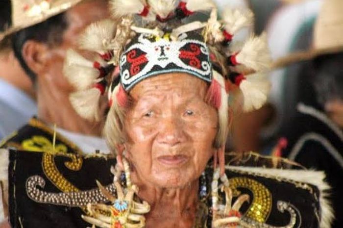 Telingaan Aruu, Tradisi Memanjangkan Telinga yang Mulai Punah di Suku