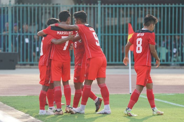 Pemain timnas U-22 Indonesia berhasil mencetak gol ke gawang Filipina