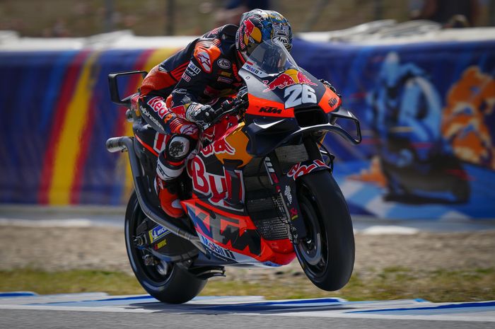 Aksi pembalap penguji KTM, Dani Pedrosa, saat turun sebagai wild card pada sesi latihan MotoGP Spanyol di Sirkuit Jerez, Spanyol, 28 April 2023.