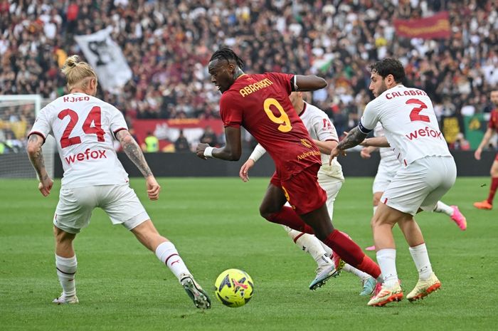 Tammy Abraham (tengah) dijaga ketat pemain lawan dalam duel AS Roma vs AC Milan di Liga Italia (29/4/2023).