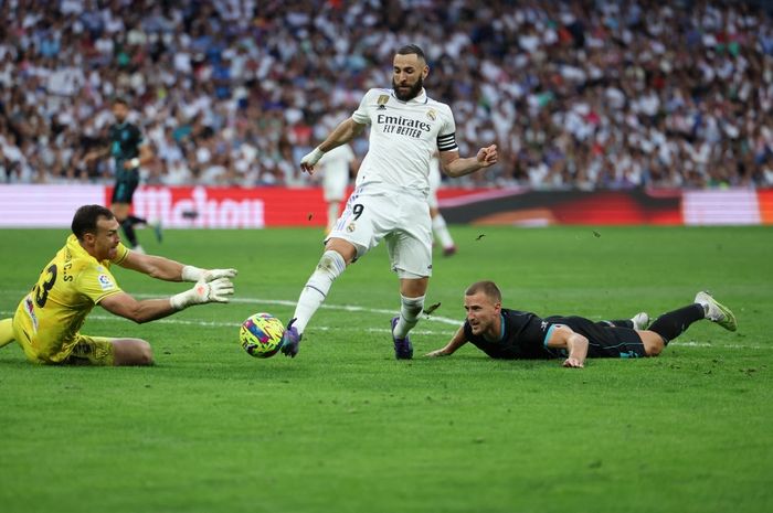 Karim Benzema mencetak hattrick untuk Real Madrid ke gawang Almeria dalam lanjutan Liga Spanyol di Santiago Bernabeu (29/4/2023).