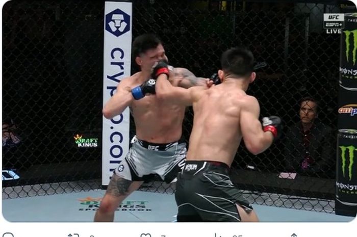 Jagoan asal China, Song Yadong, mengalahkan Ricky Simon di UFC Vegas 72, Minggu (30/4/2023) WIB.