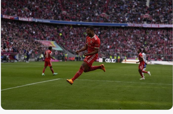 Penyerang Bayern Muenchen, Serge Gnabry, merayakan gol yang dicetaknya dalam laga pekan ke-30 Liga Jerman melawan Hertha Berlin, Minggu (30/4/2023) di Allianz Arena. 