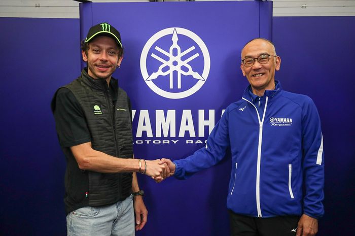 Legenda MotoGP, Valentino Rossi, berjabat tangan dengan Presiden Yamaha Motor, Yoshihiro Hidaka. Rossi secara resmi diumumkan sebagai duta merek Yamaha di Sirkuit Jerez, Spanyol, 30 April 2023.