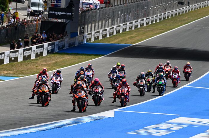 Pembalap beradu akselerasi saat start balapan MotoGP Spanyol di Sirkuit Jerez, Spanyol, 30 April 2023.