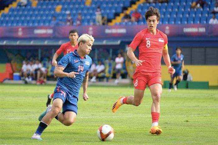 Pemain Timnas U-22 Thailand, Purachet Thodsanit, dalam pertandingan melawan Timnas U-22 Singapura di SEA Games 2023.