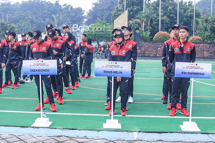 Sejumlah atlet Tenis Meja Indonesia tampak menghiasi barisan kontingen Tanah Air untuk SEA Games 2023 dalam acara pengukuhan di Kantor Kemenpora, Senayan, Jakarta, Selasa (2/5/2023) pagi.