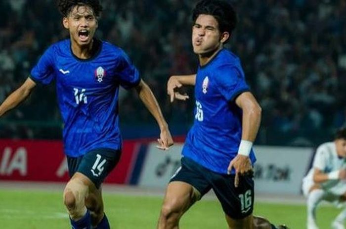 Pemain Timnas U-22 Kamboja, Ky Rina, melakukan selebrasi usai mencetak gol ke gawang Timnas U-22 Filipina.