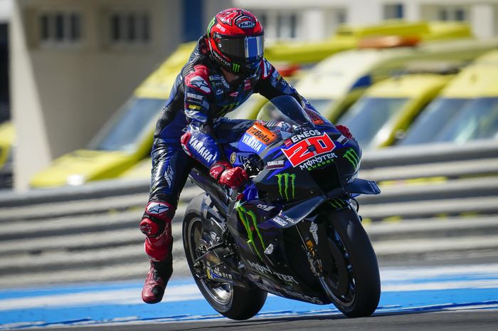 Pembalap Monster Energy Yamaha, Fabio Quartararo, saat tampil dalam tes resmi MotoGP di Sirkuit Jerez, Spanyol, 1 Mei 2023.