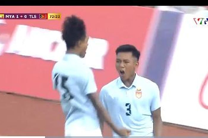 Pemain Timnas U-22 Myanmar, Thet Hein Soe, melakukan selebrasi usai mencetak gol ke gawang Timnas U-22 Timor Leste.
