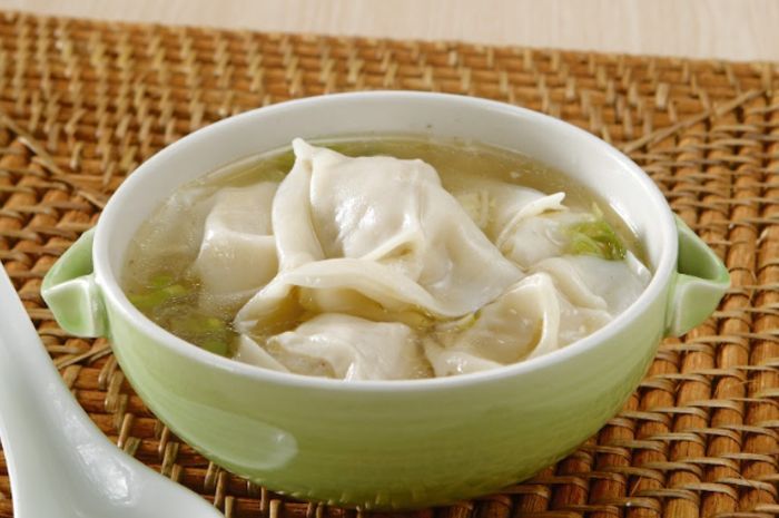 Hidangan sup wonton ayam.