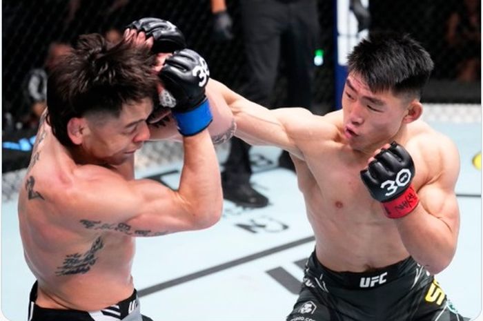 Jagoan asal China, Song Yadong (kanan), dalam pertarungan melawan Ricky SImon di UFC Vegas 72, Minggu (30/4/2023) WIB.