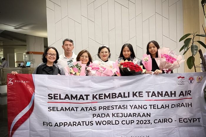 Sekjen Persani, Sri Sundari Kencana Ayu ketika menjemput atlet senam Rifda Irfanaluthfi di Jakarta, Senin (1/5/2023)
