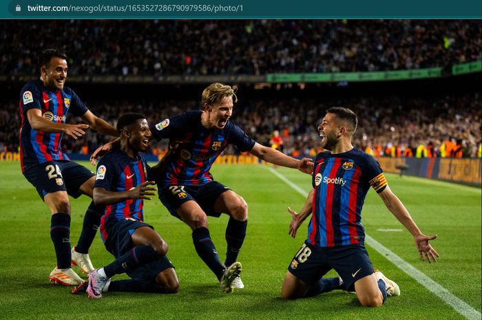 Para pemain Barcelona merayakan gol yang dicetak Jordi Alba ke gawang Osasuna.