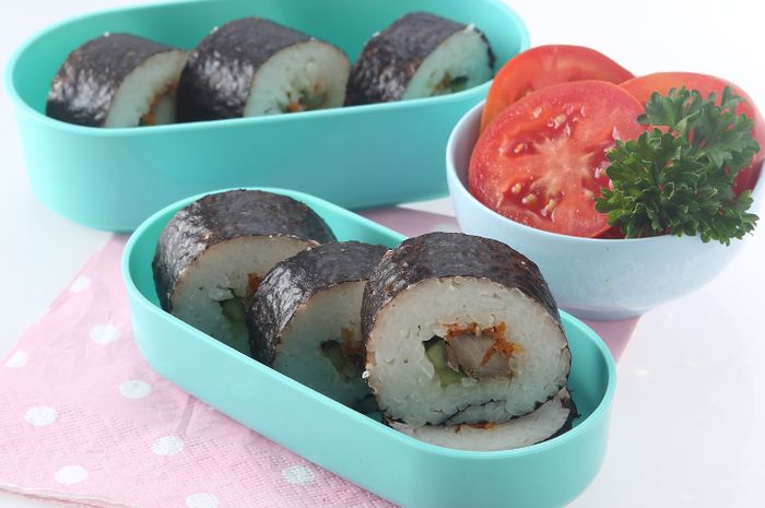 Hidangan nasi sushi oriental.