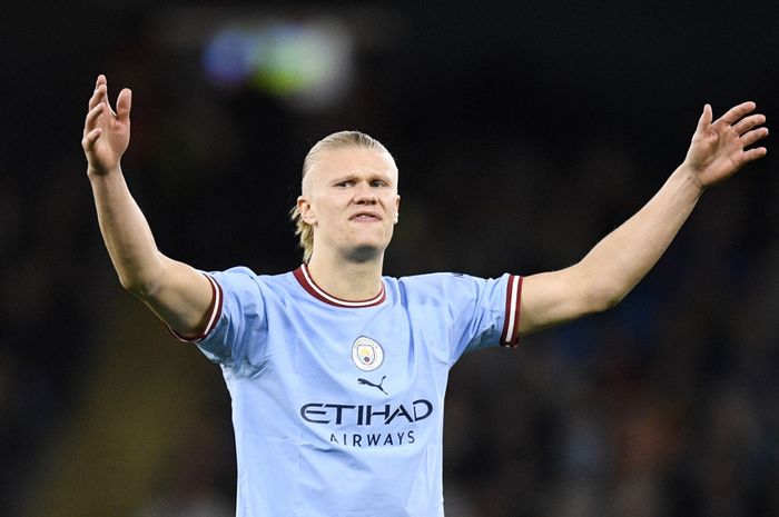 Striker Manchester City, Erling Haaland, merayakan keberhasilannya mencetak gol ke-35 di Premier League musim ini pada Rabu (3/5/2023) di Etihad Stadium.