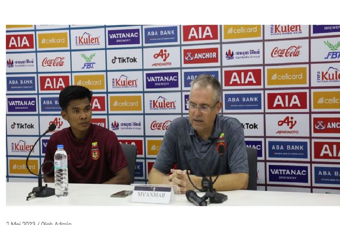 Michael Feichtenbeiner selaku pelatih Myanmar (kanan), dalam sesi konferensi pers jelang laga melawan Timnas U-22 Indonesia.