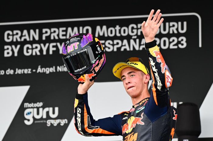 Pembalap Red Bull KTM Ajo, Pedro Acosta, melambaikan tangan di podium setelah finis kedua pada balapan Moto2 Spanyol di Sirkuit Jerez, Spanyol, 30 April 2023.
