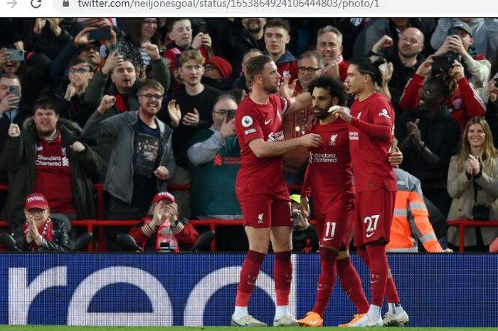 Para pemain Liverpool marayakan gol penalti yang dicetak Mohamed Salah ke gawang Fulham di Liga Inggris, Kamis (4/5/2023).