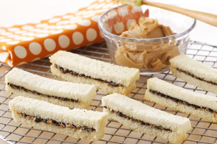 Hidangan crunchy peanut choco sandwich.
