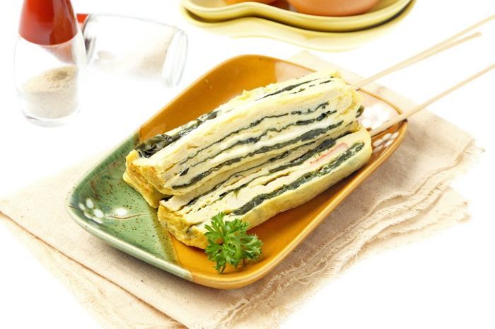Sajian tamagoyaki, kuliner khas Jepang yang sering hadir di berbagai restoran Japaness Food.
