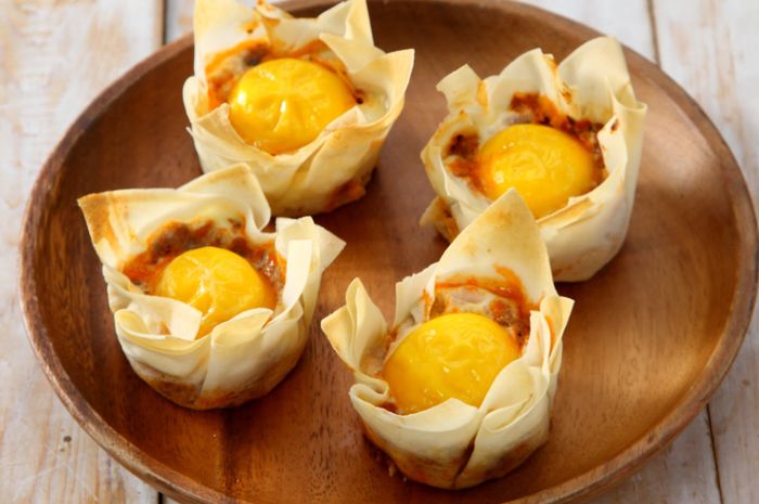 Sajian telur mangkuk pangsit, kuliner enak yang cocok jadi camilan bersama keluarga di rumah.