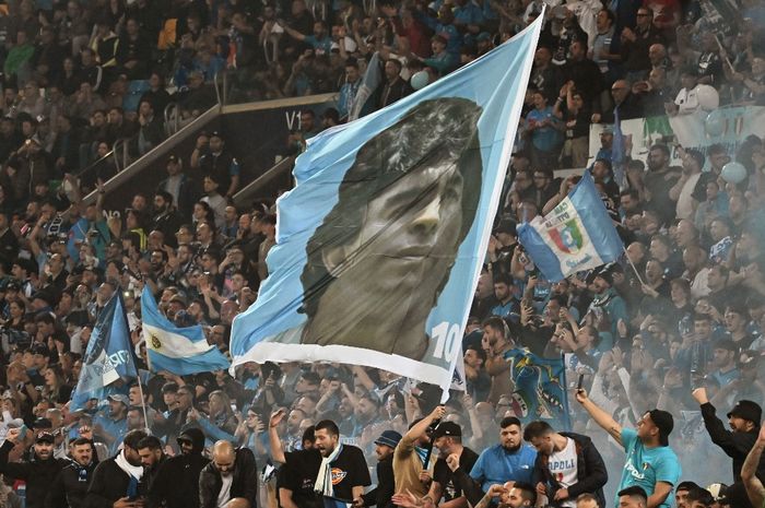 Fan Napoli membentangkan spanduk Diego Maradona untuk merayakan Napoli juara Liga Italia setelah menanti 33 tahun usai bermain seri dengan Udinese (4/5/2023).