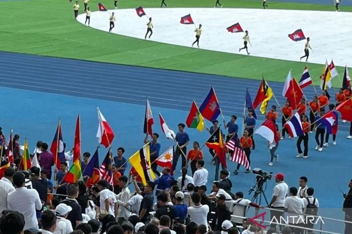 Bendera Indonesia yang dibawa para penari dikibarkan secara terbalik dalam pre-show opening ceremony SEA Games 2023 di Morodok Techo National Stadium, Pnom Penh, 5 Mei 2023.