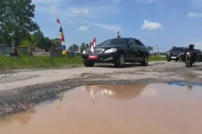 Kisah Haru Warga Lampung, Rela Pecah Ban 2 Kali Demi Temui Presiden Jokowi  yang Sidak Jalan Rusak