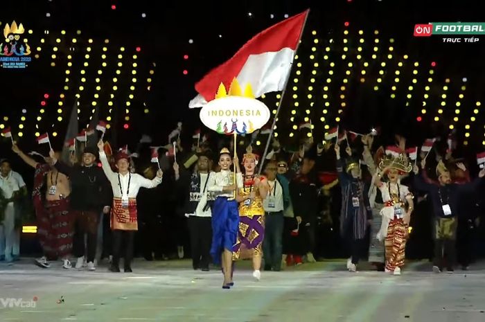 Defile Indonesia saat upacara pembukaan SEA Games 2023 di Morodok Techo National Stadium, Pnom Penh, Kamboja,  5 Mei 2023.