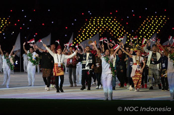 Perwakilan Tim Indonesia menyapa publik yang menghadiri upacara pembukaan SEA Games 2023 di Morodok Techo National Stadium, Phnom Penh, Kamboja, 5 Mei 2023. 