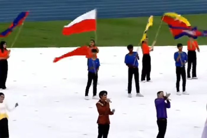 Bendera Indonesia yakni Merah Putih terbalik saat pre show jelang pembukaan SEA Games 2023 di Stadion Morodok, Techo, Phnom Penh, Kamboja, Jumat (5/5/2023).