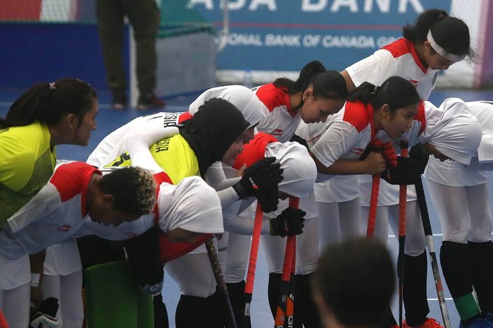 Para pemain tim nasional hoki indoor putri Indonesia memberi hormat kepada penonton setelah menghadapi Thailand dalam babak penyisihan grup SEA Games 2023 di Phnom Penh, Kamboja, Kamis (4/5/2023). Indonesia kalah dengan skor 2-3.