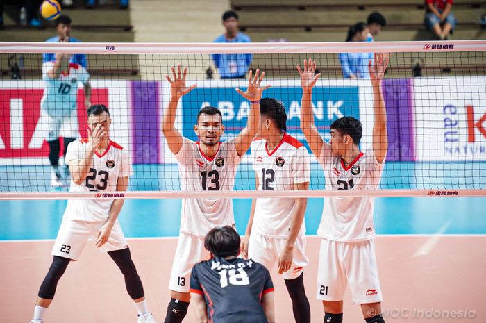 Tim bola voli putra Indonesia saat menghadapi Singapura pada laga kedua Grup A SEA Games 2023 di Olympic Complex Indoor Main Hall, Phnom Penh, Kamboja, Kamis (4/5/2023).