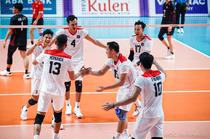 Tim bola voli putra Indonesia saat menghadapi Singapura pada laga kedua Grup A SEA Games 2023 di Olympic Complex Indoor Main Hall, Phnom Penh, Kamboja, Kamis (4/5/2023).