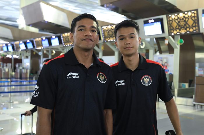 Pebulu tangkis tunggal putra Indonesia, Chico Aura Dwi Wardoyo dan Christian Adinata, menjelang keberangkatan timnas bulu tangkis Indonesia untuk SEA Games 2023 di Bandara Soekarno Hatta, Cengkareng, Jumat (5/5/2023).