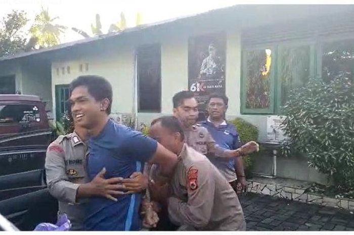 Mantan pemain PSM Makassar, Hisyam Tolle, ditangkap polisi usai menusuk satpam karoke