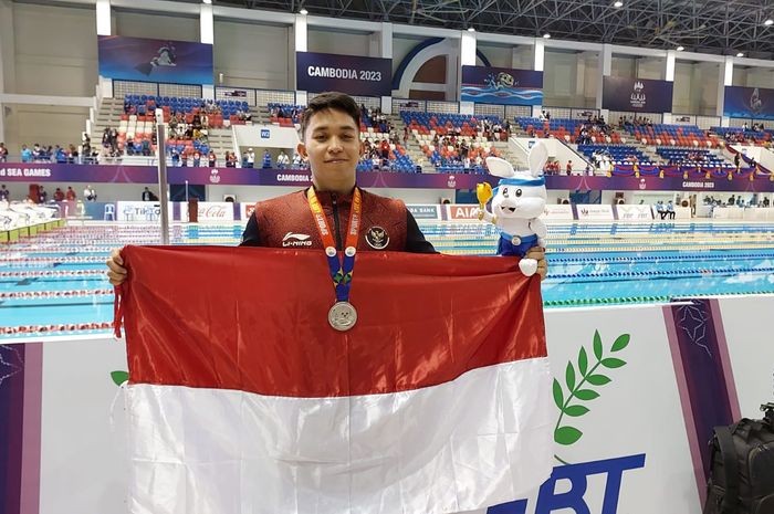 Perenang putra Indonesia, Farrel Armandio Tangkas, berpose setelah meraih medali emas gaya punggung putra di Morodok Techno Aquatics Centre, Sabtu (6/5/2023).