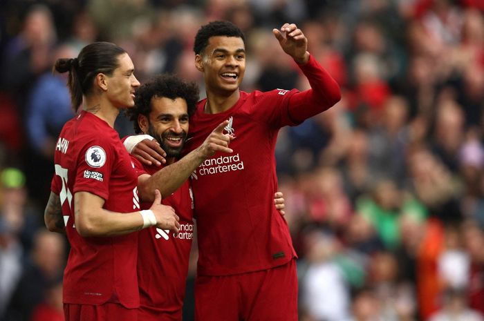 Mohamed Salah (tengah) ketika mencetak gol ke-100 di markas Liverpool saat menghadapi Brentford pada pekan 35 Liga Inggris (6/5/2023).