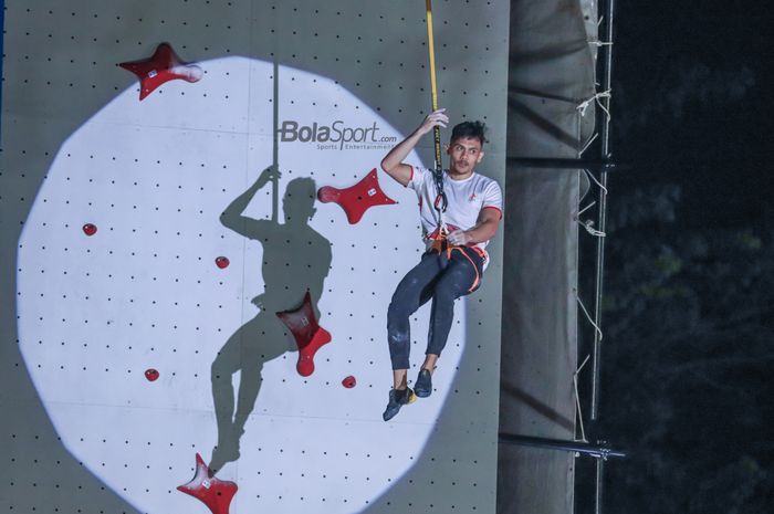 Atlet panjat tebing Indonesia, Veddriq Leonardo, sedang bertanding pada Piala Dunia Panjat Tebing 2023 (IFSC World Cup) di kawasan Senayan, Jakarta, Sabtu (6/5/2023) malam.