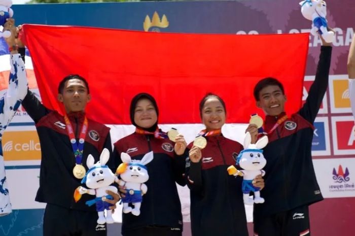(ki-ka) Zaenal Fanani, Dara Latifah, Sayu Bella Sukma Dewi, Feri Yudoyono berhasil meraih medali emas balap sepada dari nomor Mixed Cross Country Relay (XCR( di Kulen Mountains, Siem Reap, Kamboja, Minggu (7/5/2023).