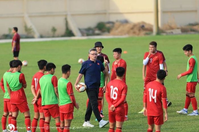 Pelatih Timnas U-22 Vietnam, Philippe Troussier, memimpin skuadnya dalam sesi latihan menjelang laga melawan Malaysia di SEA Games 2023.