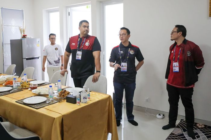 Menpora Dito Ariotedjo (kedua dari kanan) mengunjungi 'Rumah Indonesia' di Kamboja di sela-sela pelaksanaan SEA Games 2023, Minggu (7/5/2023).