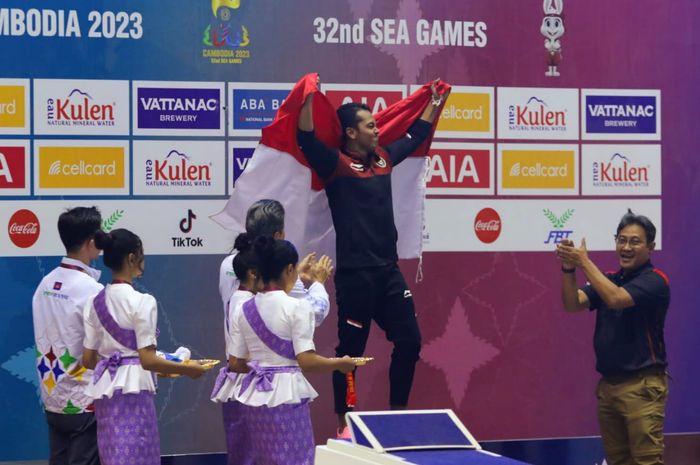 Perenang Indonesia, I Gede Siman Sudartawa, berpose setelah memenangi medali emas 50 meter gaya punggung putra di Morodok Techno Aquatic Centre, Minggu (7/5/2023).