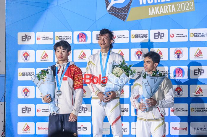 (Dari kiri ke kanan) Wang Xinshang juara kedua, Nursamsa Raharjati juara pertama, dan Katibin Kiromal juara ketiga dalam Piala Dunia Panjat Tebing 2023 (IFSC World Cup) di Lot 6 Gelora Bung Karno, Senayan, Jakarta, Minggu (7/5/2023) malam.