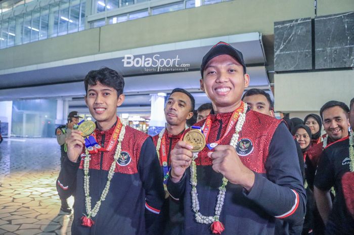 Sejumlah atlet timnas Hoki Indoor putra Indonesia sedang berfoto dengan medali emas SEA Games 2023 di Terminal 3 Bandara Soekarno Hatta, Tangerang, Banten, Senin (8/5/2023) malam.